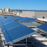 Солнечные коллекторы на крышах многоквартирного дома