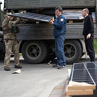 Ілон Маск передав Україні сонячні панелі Tesla Powerwall