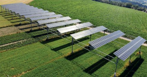 Зображення застосування сонячних панелей на полі у Франції