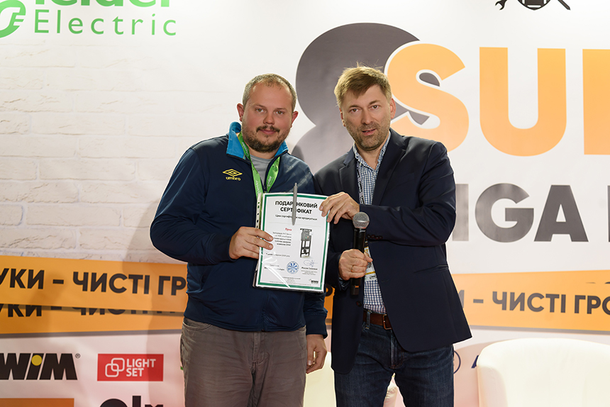 Максим Солоненко, директор з продажу та маркетингу REHAU вручив сертифікат на інсталяцію прихованого монтажу MEPA. Зображення Директор з продажу та маркетингу REHAU Максим Солоненко вручив сертифікат на інсталяцію прихованого монтажу MEPA.