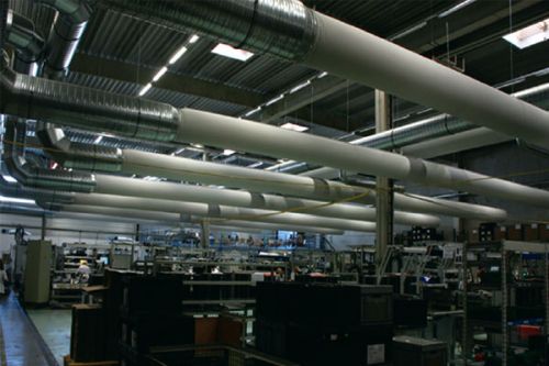Изображение применение системы вентиляции с помощью текстильных каналов на заводе