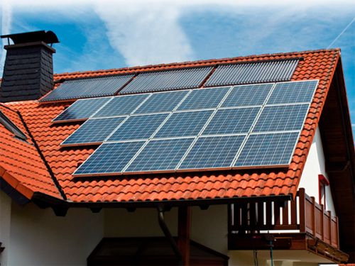 Зображення сонячні панелі на даху будинку